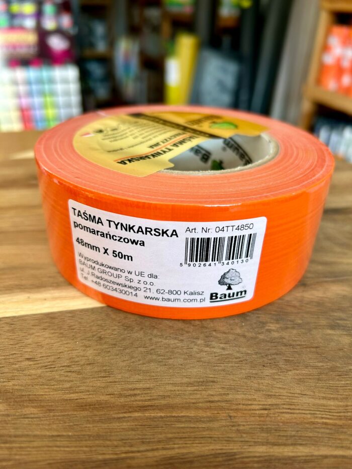 Jej mocny klej zapewnia przyczepność nawet do chropowatych i lekko pylących podłoży