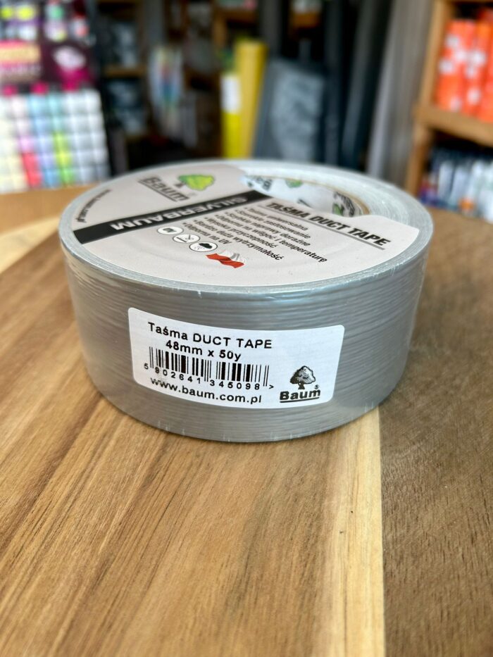 Srebrna taśma naprawcza. Popularna nazwa dla taśmy duct tape, pochodząca od jej charakterystycznego, srebrnego koloru i głównego przeznaczenia