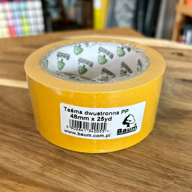 Taśma dwustronna 48 mm. Taśma klejąca o szerokości 48 mm, posiadająca warstwę klejącą po obu stronach