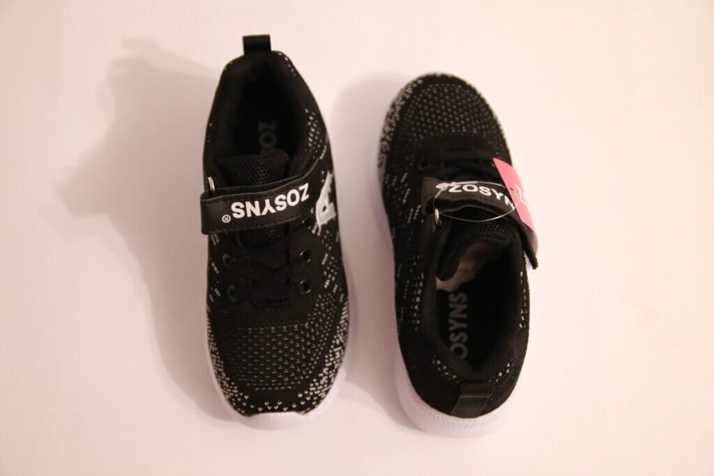 buty sportowe sneakersy dziecięce siatka rzepy 29 czarne dobrze klejone markowe zosyns boty ktore robią wrażenie siatka ktura w upalne dni przepuszcza powietrze