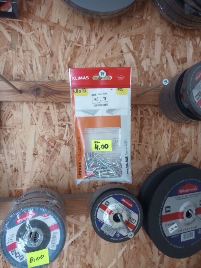 4x10 owszechny typ nitów zrywalnych, w których tuleja wykonana jest z miękkiego aluminium, a gwóźdź zrywalny z twardszej stali