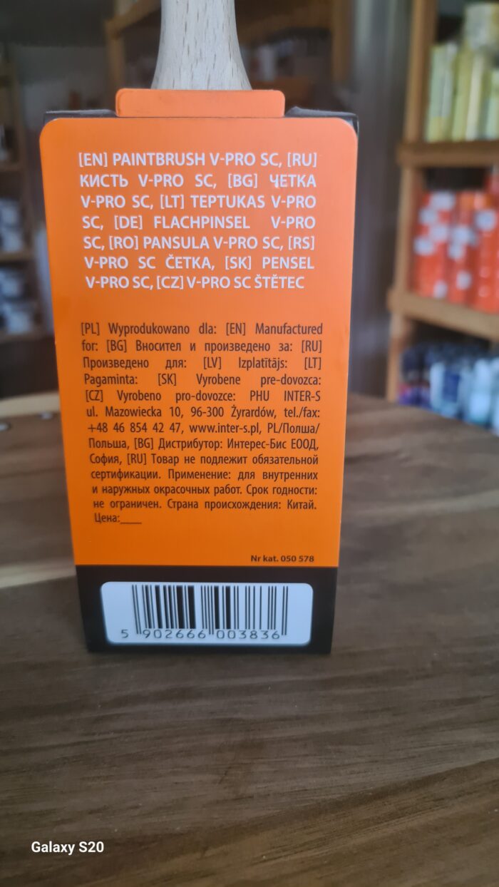 dobrej jakości pędzle syntetyczne mają chemicznie zaostrzone, stożkowe i rozszczepione końcówki. naśladują w ten sposób naturalną szczecinę, co pozwala na nabieranie większej ilości farby