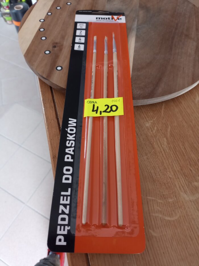 jest to specjalna podkładka z krótkim włosiem, umieszczona w uchwycie z małymi kółkami. kółka prowadzi się wzdłuż krawędzi ściany, sufitu, listwya pad
