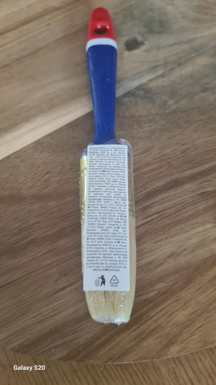 narzędzie wyposażone w ergonomiczny uchwyt wykonany z tworzywa sztucznego