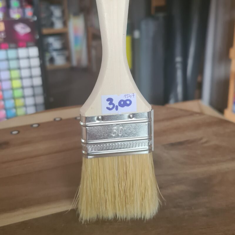 pędzel płaski 50 mm. pędzel malarski o szerokości włosia wynoszącej 50 mm, co odpowiada popularnemu rozmiarowi 2 cale
