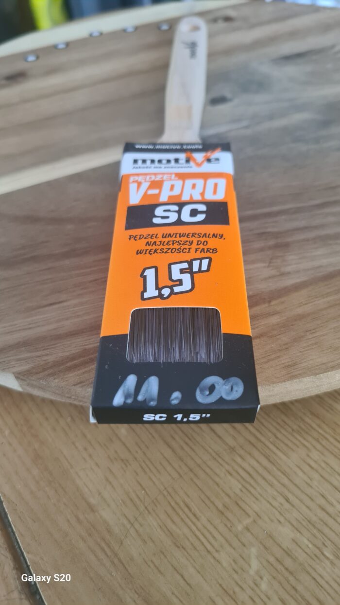 pędzel płaski o szerokości 38 mm, którego włosie zostało zaprojektowane do współpracy z większością dostępnych na rynku farb