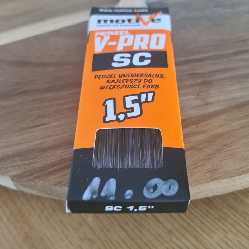 pędzel płaski o szerokości 38 mm, którego włosie zostało zaprojektowane do współpracy z większością dostępnych na rynku farb