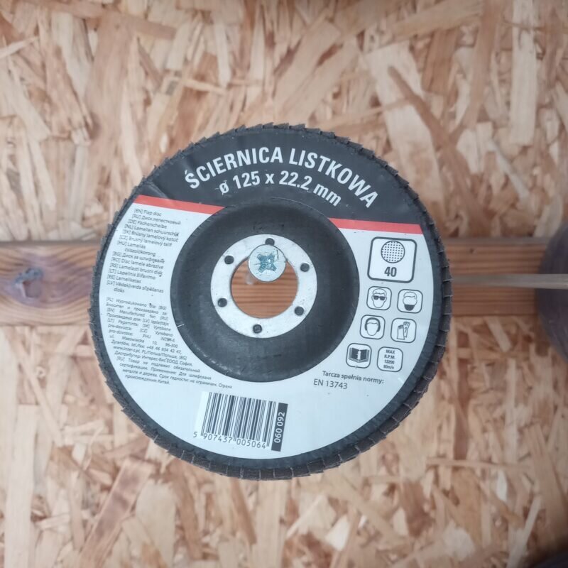 Ściernica listkowa o gradacji 40. tarcza szlifierska o bardzo grubej ziarnistości, oznaczonej jako p40